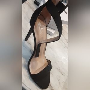 NWOT Shoe Land  Woman's black heels in a size 10